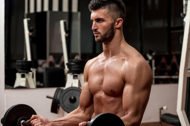 hombre, elevación, barbell, en, gimnasio