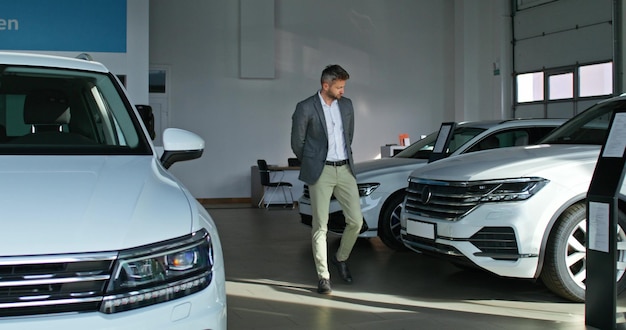 Un hombre elige un coche en el salón