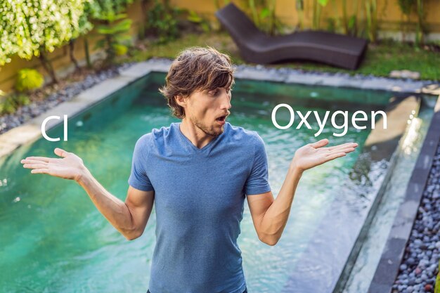 El hombre elige productos químicos para el cloro de la piscina o el oxígeno. Servicio y equipo de piscina con productos y herramientas de limpieza química.