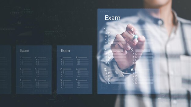El hombre elige la respuesta correcta marcando en línea concepto de encuesta en línea rellenando el examen en línea
