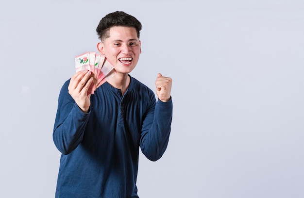 Hombre emocionado con dinero en la mano hombre asombrado con billetes en la mano concepto de hombre ganando dinero