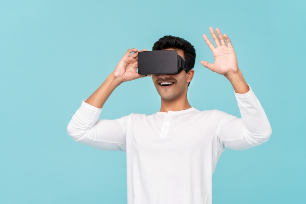 Hombre emocionado disfrutando viendo videos de gafas VR