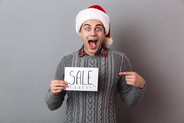 Hombre emocionado con gorro de santa de navidad