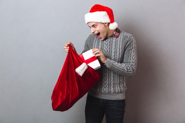 Hombre emocionado con gorro de santa de navidad