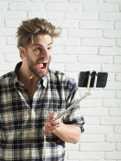 Hombre emocionado usa selfie stick