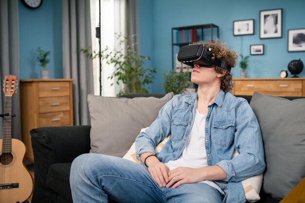 Hombre emocionado viendo video en gafas vr hombre joven viendo una película emocional en la cabeza de realidad virtual