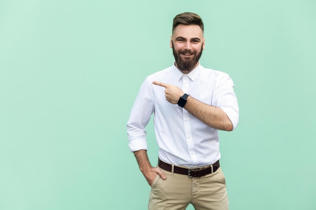 Hombre emocional en camisa blanca cerca de fondo verde