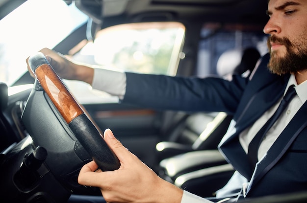 Hombre emocional conductor de pasajero oficial carretera confianza en sí mismo