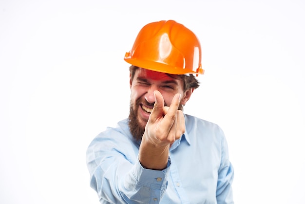 Hombre emocional en pintura naranja industria de la construcción trabajo estilo de vida foto de alta calidad