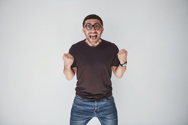 Hombre emocional en ropa casual grita de dolor o de miedo. Sus sentimientos son abrumadores.