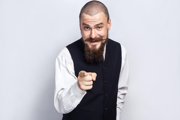 Hombre emocional en traje sobre fondo gris