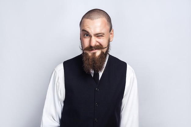 Hombre emocional en traje sobre fondo gris