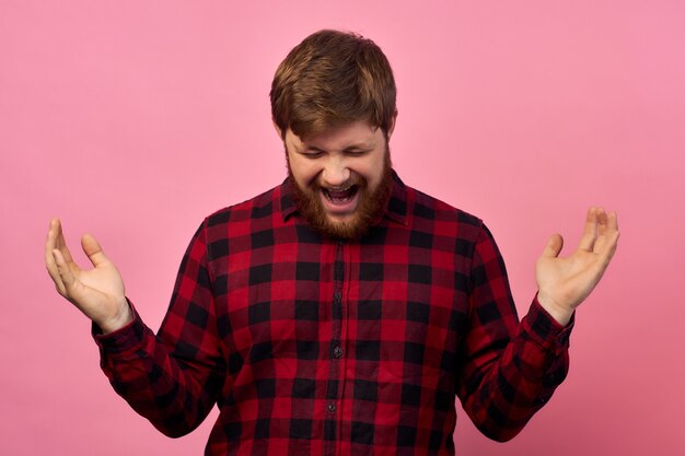 Hombre con emociones en su rostro y barba.