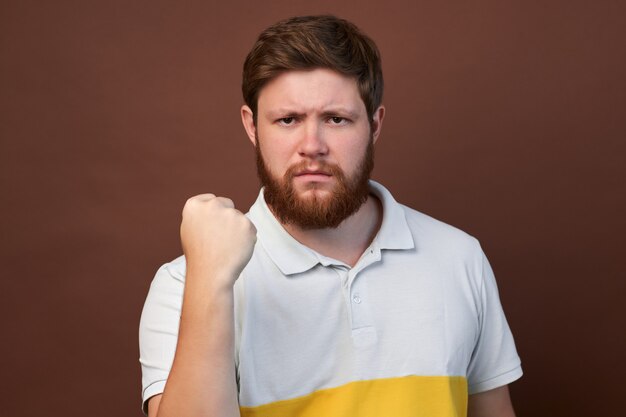 Hombre con emociones en su rostro y barba.