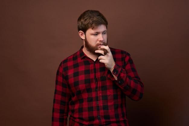 Hombre con emociones en su rostro y barba.