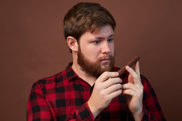 Hombre con emociones en su rostro y barba.