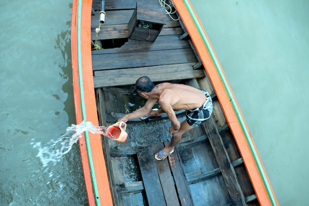 El hombre empaca su bote