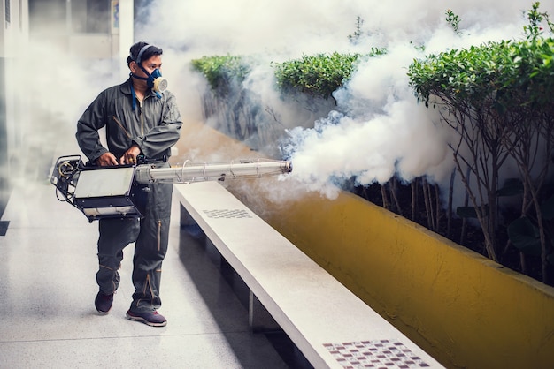 Hombre empañándose para eliminar el mosquito