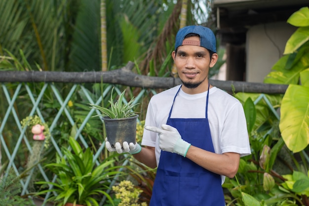 Hombre empleado de trabajo en la tienda de plantas ornamentales