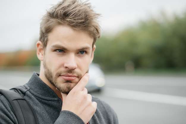 Hombre encantador barbudo joven