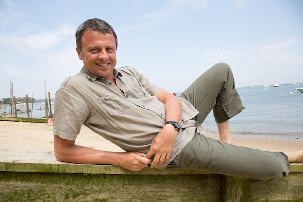 Hombre encantador en la playa de vacaciones