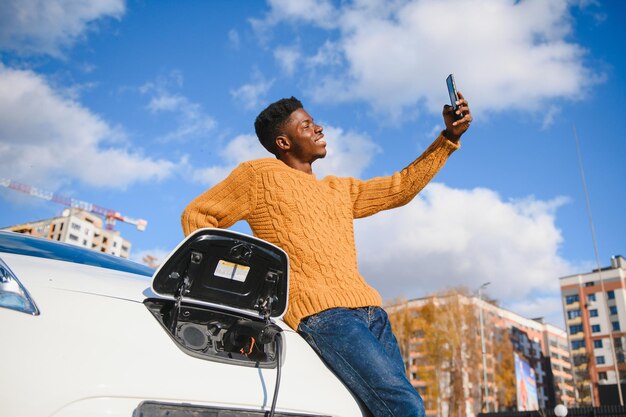 Hombre encendiendo la carga del coche