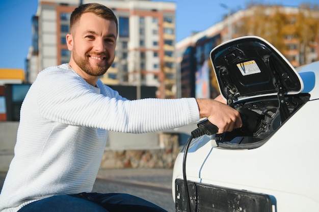 Hombre encendiendo la carga del coche