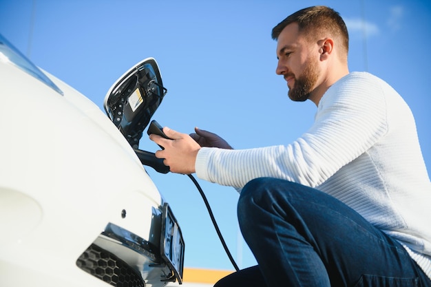 Hombre encendiendo la carga del coche