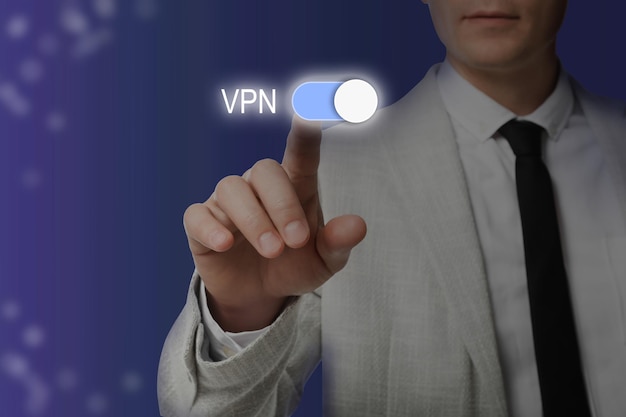 Hombre y encendió el botón VPN en primer plano de fondo de color