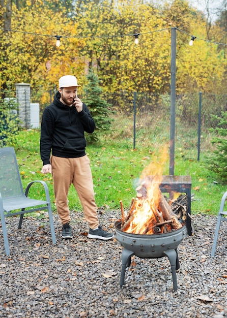 Un hombre enciende una barbacoa en la naturaleza