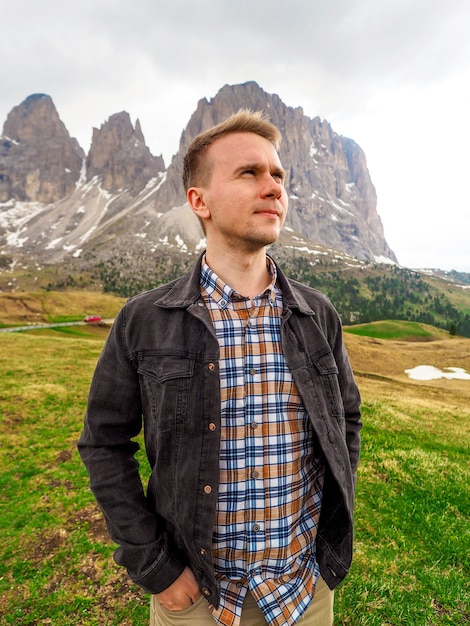 Un hombre se encuentra en el contexto de los Dolomitas en Italia