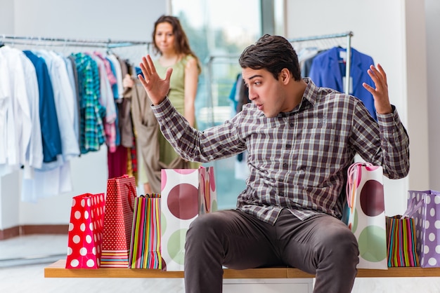 Hombre endeudarse por ir de compras