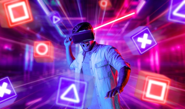 Hombre enérgico con gafas VR esgrima espada de neón con desviación de bloque de música