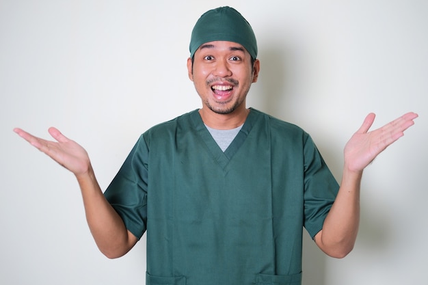 Hombre de enfermera de hospital asiático sonriendo feliz mientras abre los brazos