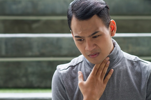 Hombre enfermo con dolor de garganta, gripe, inflamación