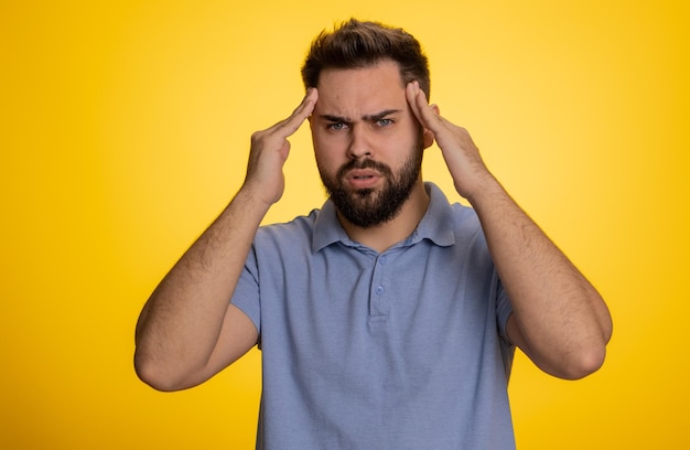 Hombre enfermo frotando las sienes para curar dolor de cabeza problema que sufre de tensión migaine dolor de estrés