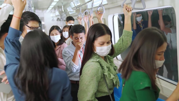 Un hombre enfermo tose en el tren y hace que otras personas se sientan preocupadas por la propagación del virus. Concepto de problema de transporte público y pandemia de coronavirus COVID 19.