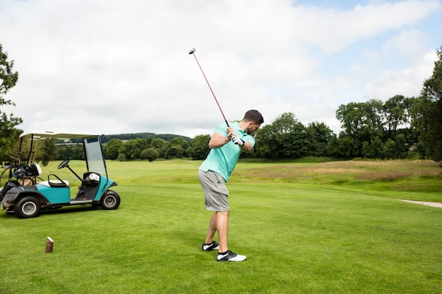 Hombre enfocado jugando al golf