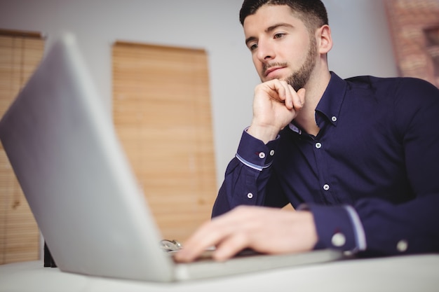 Foto hombre enfocado trabajando en oficina