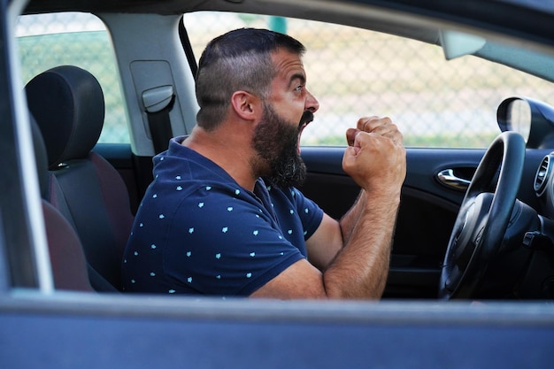 Foto hombre enfurecido por el tráfico foto de alta calidad