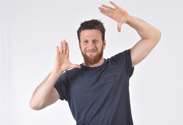 Hombre enmarcando su rostro