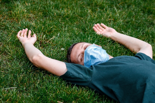 Hombre enmascarado al aire libre después de la cuarentena