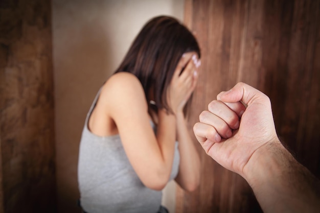 El hombre enojado amenaza con un puño Víctima de abuso