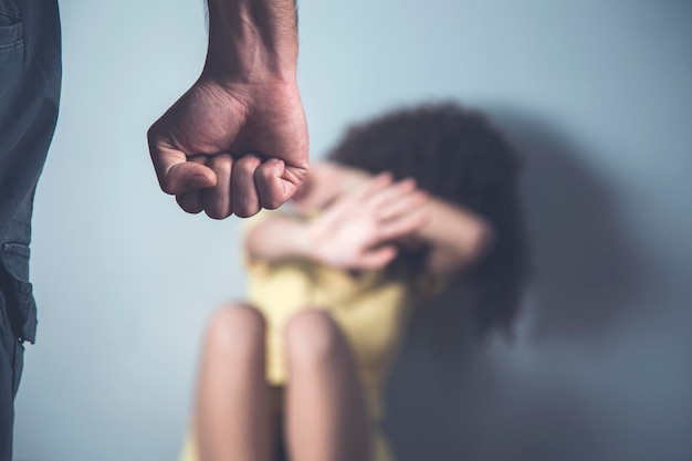 Foto hombre enojado golpeando a mujer triste