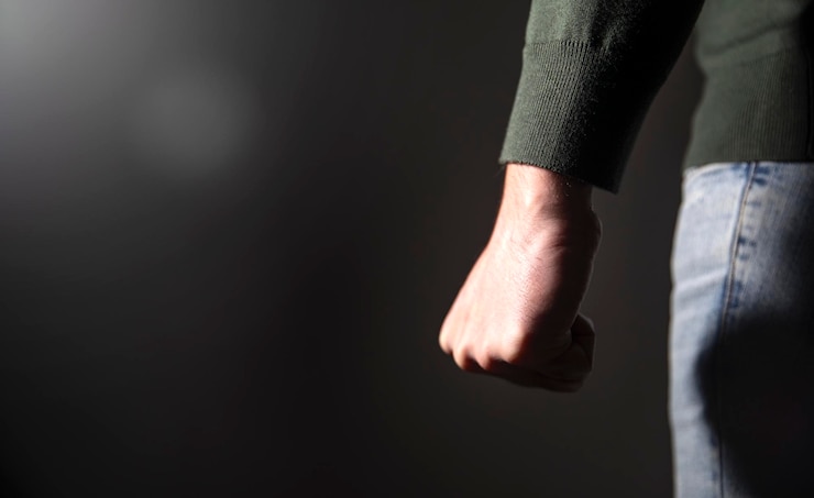 Foto hombre enojado puño en fondo de pared negra
