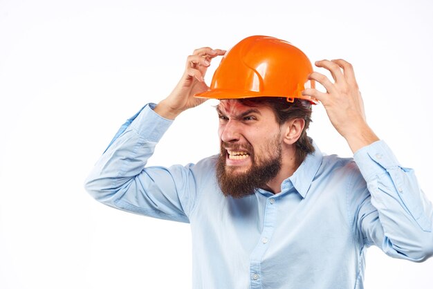 Foto hombre enojado con sombrero naranja industria insatisfacción con el trabajo vista recortada foto de alta calidad