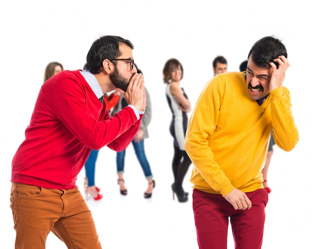 Hombre enojado con su hermano