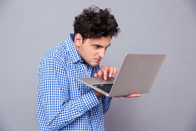 Hombre enojado usando laptop