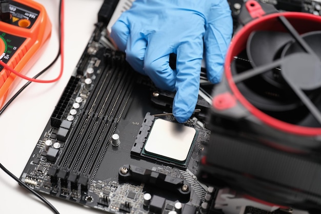 Foto el hombre ensambla componentes para construir un primer plano de la computadora