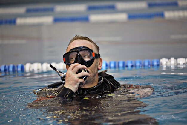 el hombre enseña a bucear en la piscina, entrenador de natación